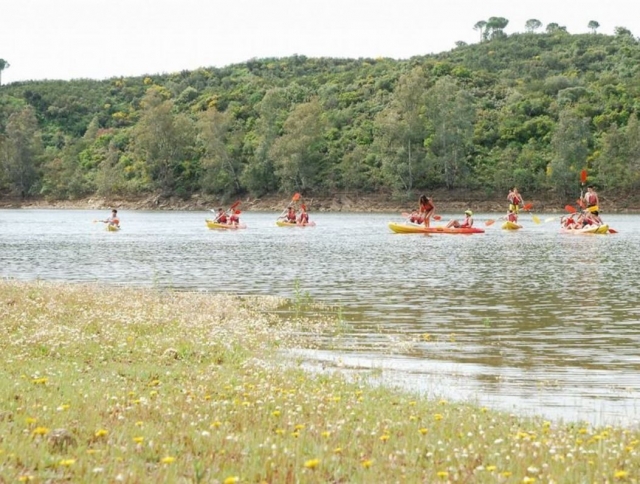 Juegos con las canoas.JPG
